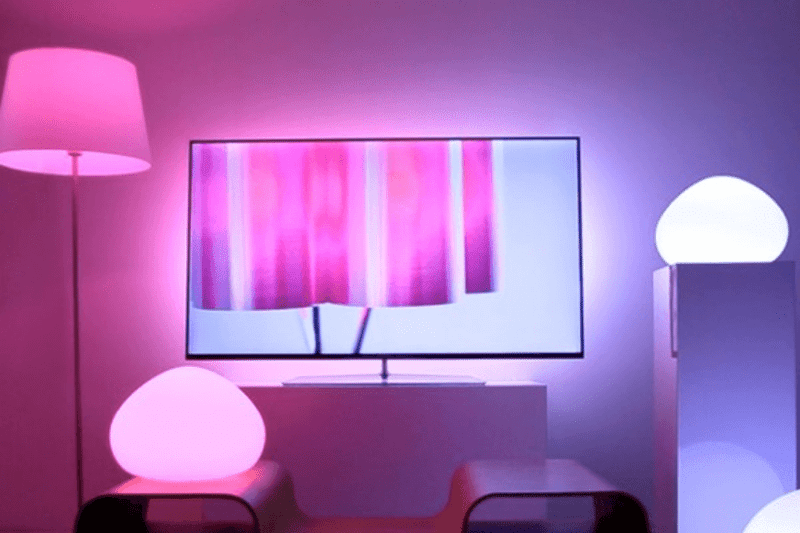 Man sieht ein smart Home mit verschiedenen Lampen und farbigen Lichtern.